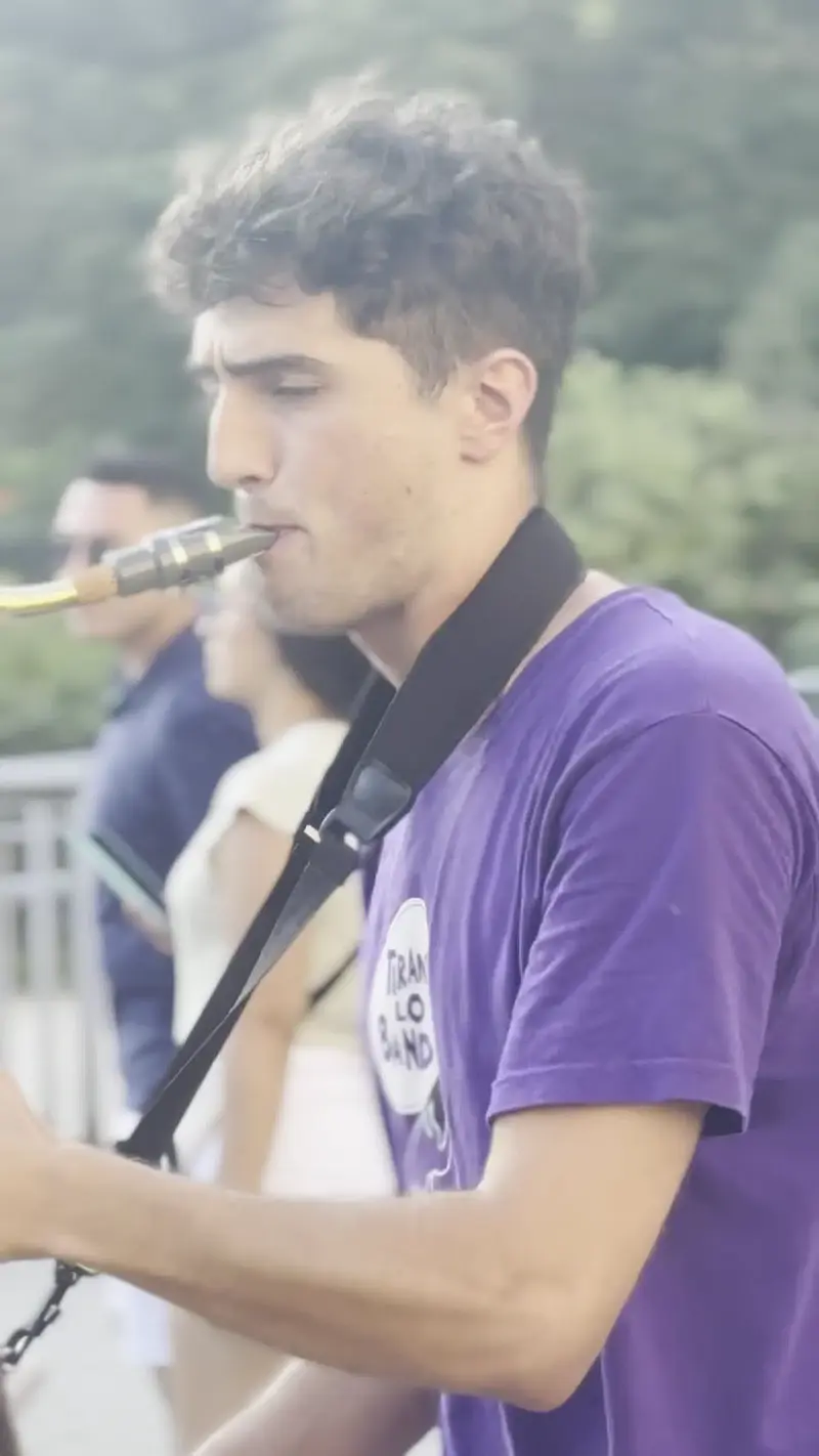Músic de Tirant Lo Band tocant el saxo en directe