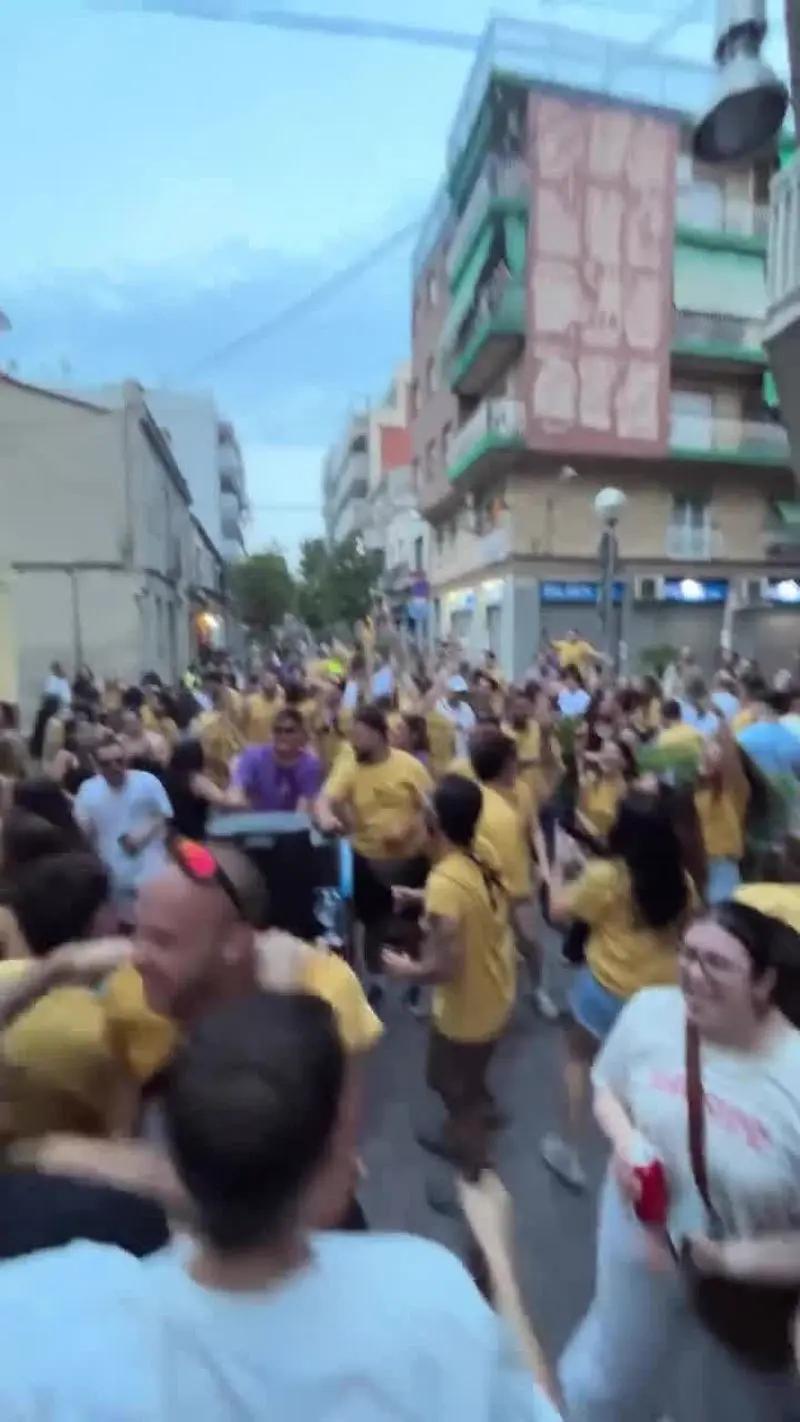 Gentada seguint Tirant Lo Band al capvespre en una festa major