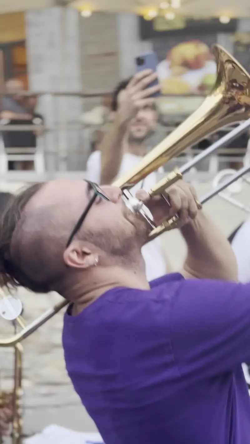 Trombonista de Tirant Lo Band en ple directe