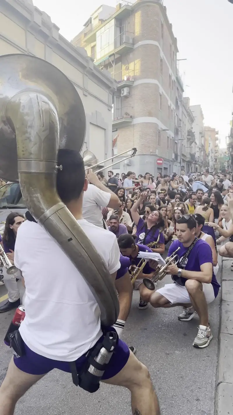 Tuba i gentada seguint la xaranga pel carrer