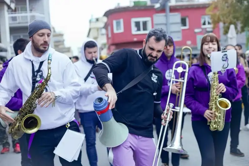 Director amb megàfon i músics de Tirant Lo Band pel carrer